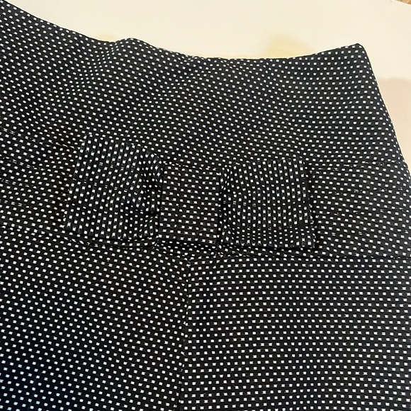 Super cute, black white polkadot mini skirt with subtle bow accent - Picture 2 of 7